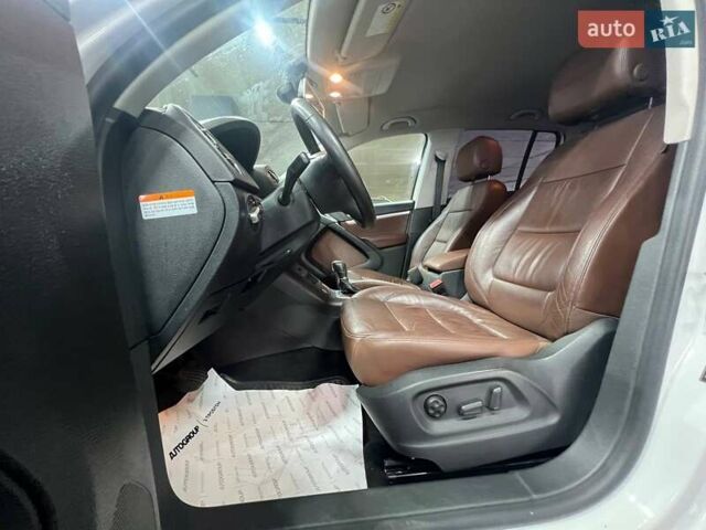 Білий Фольксваген Тігуан, об'ємом двигуна 2 л та пробігом 52 тис. км за 15700 $, фото 23 на Automoto.ua