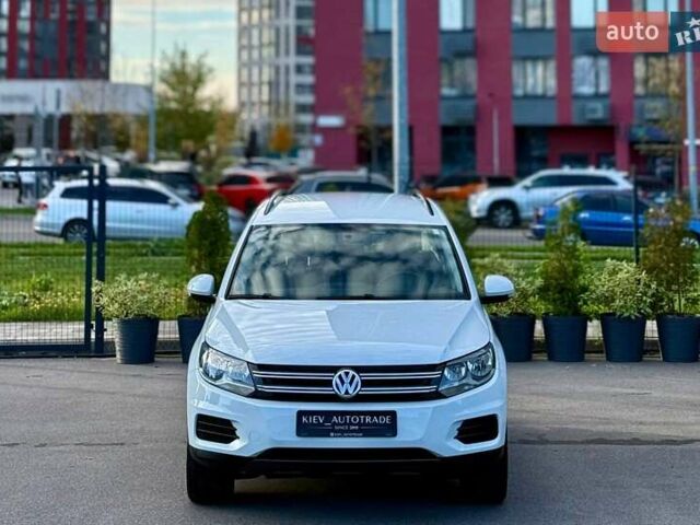 Білий Фольксваген Тігуан, об'ємом двигуна 2 л та пробігом 137 тис. км за 13800 $, фото 4 на Automoto.ua
