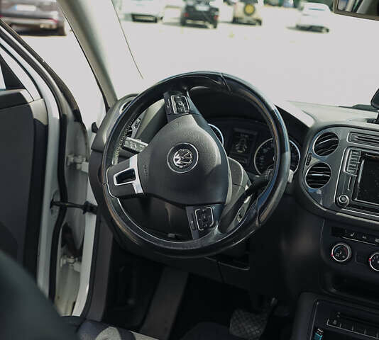 Білий Фольксваген Тігуан, об'ємом двигуна 1.98 л та пробігом 105 тис. км за 12800 $, фото 9 на Automoto.ua