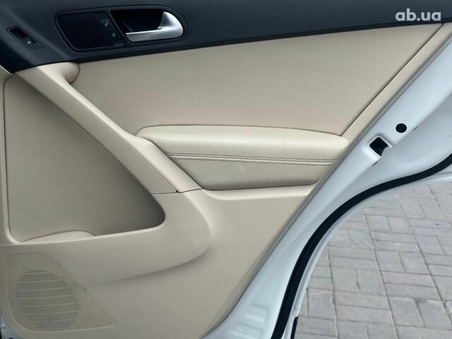 Білий Фольксваген Тігуан, об'ємом двигуна 2 л та пробігом 156 тис. км за 14990 $, фото 16 на Automoto.ua