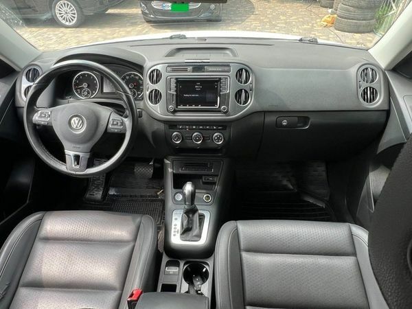 Белый Фольксваген Тигуан, объемом двигателя 2 л и пробегом 200 тыс. км за 14000 $, фото 1 на Automoto.ua