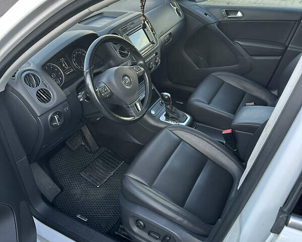 Білий Фольксваген Тігуан, об'ємом двигуна 1.98 л та пробігом 140 тис. км за 14000 $, фото 19 на Automoto.ua