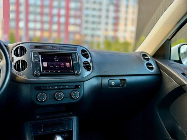 Білий Фольксваген Тігуан, об'ємом двигуна 2 л та пробігом 137 тис. км за 13800 $, фото 21 на Automoto.ua