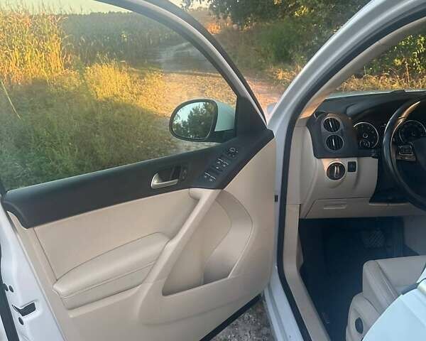 Білий Фольксваген Тігуан, об'ємом двигуна 1.98 л та пробігом 82 тис. км за 17000 $, фото 33 на Automoto.ua