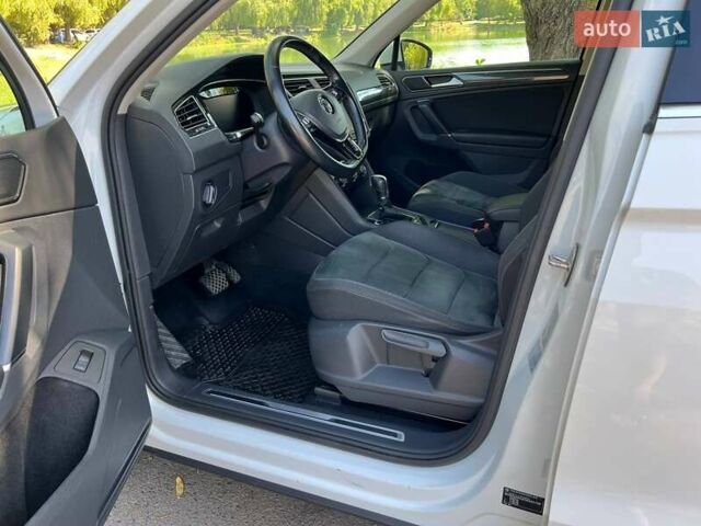 Білий Фольксваген Тігуан, об'ємом двигуна 2 л та пробігом 270 тис. км за 23000 $, фото 24 на Automoto.ua