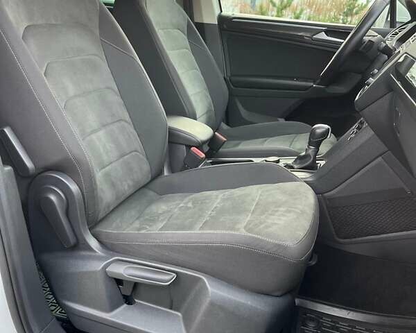 Белый Фольксваген Тигуан, объемом двигателя 2 л и пробегом 248 тыс. км за 22200 $, фото 59 на Automoto.ua