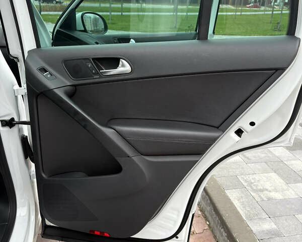 Белый Фольксваген Тигуан, объемом двигателя 2 л и пробегом 126 тыс. км за 14499 $, фото 29 на Automoto.ua