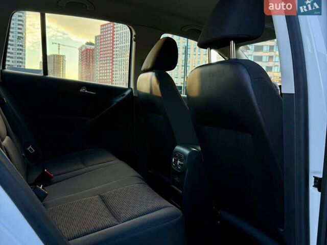 Білий Фольксваген Тігуан, об'ємом двигуна 2 л та пробігом 137 тис. км за 13800 $, фото 33 на Automoto.ua