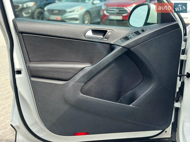 Білий Фольксваген Тігуан, об'ємом двигуна 2 л та пробігом 152 тис. км за 12300 $, фото 12 на Automoto.ua