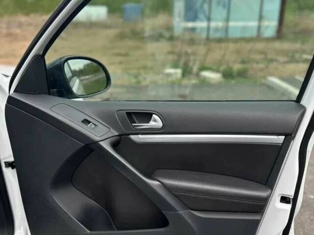 Белый Фольксваген Тигуан, объемом двигателя 2 л и пробегом 83 тыс. км за 9100 $, фото 19 на Automoto.ua