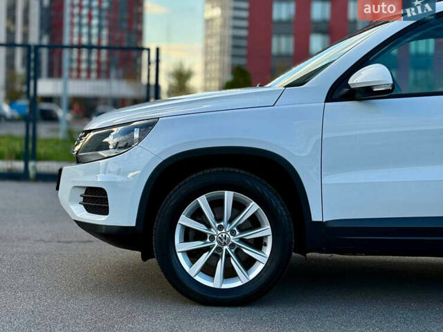 Білий Фольксваген Тігуан, об'ємом двигуна 2 л та пробігом 137 тис. км за 13800 $, фото 6 на Automoto.ua