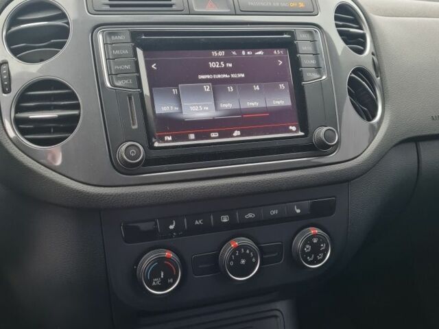 Білий Фольксваген Тігуан, об'ємом двигуна 2 л та пробігом 128 тис. км за 13800 $, фото 5 на Automoto.ua