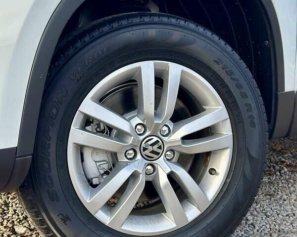 Белый Фольксваген Тигуан, объемом двигателя 2 л и пробегом 144 тыс. км за 14550 $, фото 13 на Automoto.ua