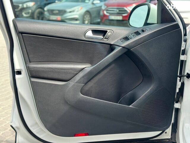 Белый Фольксваген Тигуан, объемом двигателя 2 л и пробегом 152 тыс. км за 15290 $, фото 13 на Automoto.ua