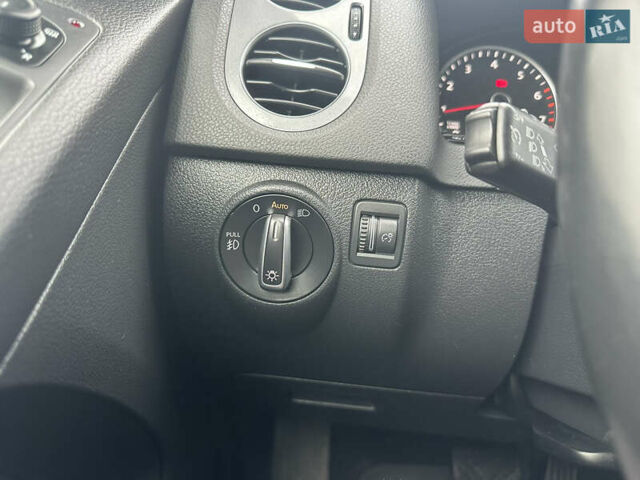 Білий Фольксваген Тігуан, об'ємом двигуна 2 л та пробігом 191 тис. км за 13500 $, фото 44 на Automoto.ua