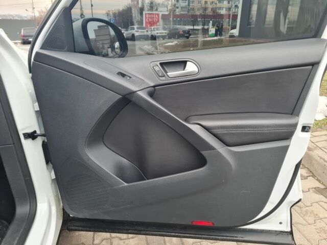 Білий Фольксваген Тігуан, об'ємом двигуна 2 л та пробігом 128 тис. км за 13800 $, фото 8 на Automoto.ua