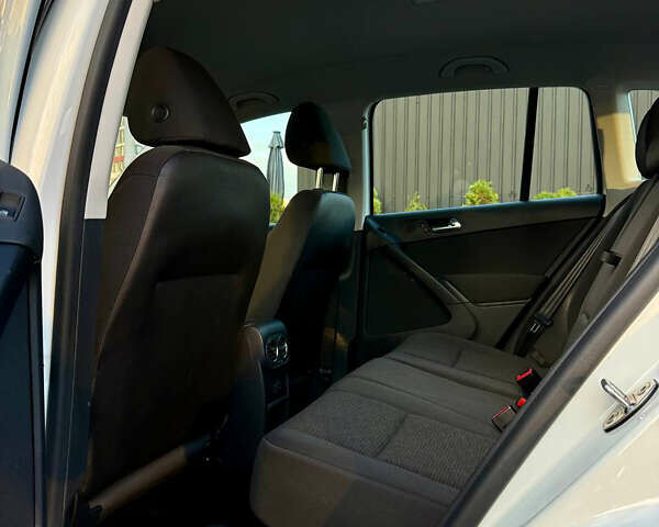 Білий Фольксваген Тігуан, об'ємом двигуна 2 л та пробігом 137 тис. км за 13800 $, фото 35 на Automoto.ua