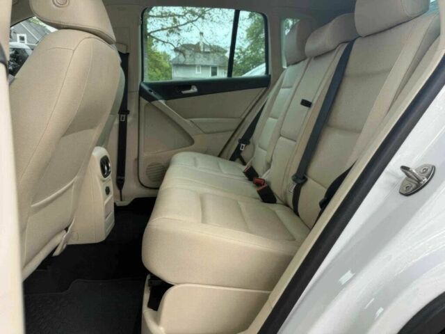 Білий Фольксваген Тігуан, об'ємом двигуна 2 л та пробігом 75 тис. км за 16800 $, фото 9 на Automoto.ua