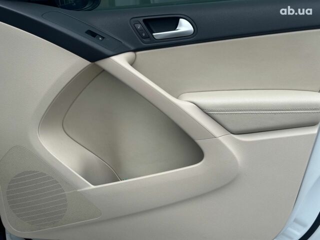 Білий Фольксваген Тігуан, об'ємом двигуна 2 л та пробігом 156 тис. км за 14990 $, фото 22 на Automoto.ua