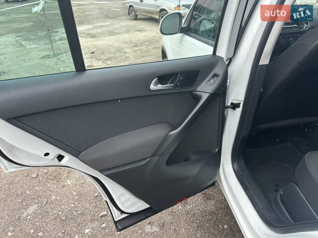 Білий Фольксваген Тігуан, об'ємом двигуна 2 л та пробігом 191 тис. км за 13500 $, фото 26 на Automoto.ua