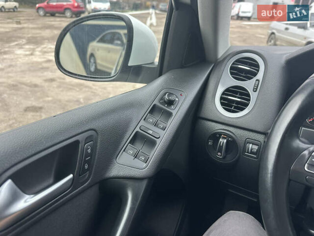 Білий Фольксваген Тігуан, об'ємом двигуна 2 л та пробігом 191 тис. км за 13500 $, фото 45 на Automoto.ua