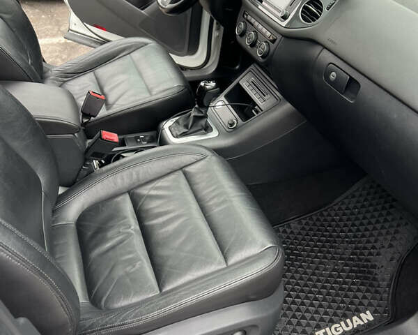 Білий Фольксваген Тігуан, об'ємом двигуна 1.98 л та пробігом 119 тис. км за 15999 $, фото 15 на Automoto.ua