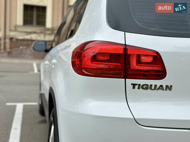 Белый Фольксваген Тигуан, объемом двигателя 2 л и пробегом 228 тыс. км за 12999 $, фото 14 на Automoto.ua
