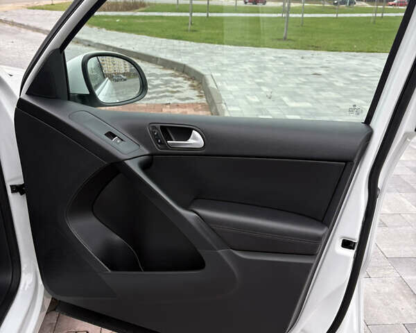 Белый Фольксваген Тигуан, объемом двигателя 2 л и пробегом 126 тыс. км за 14499 $, фото 28 на Automoto.ua