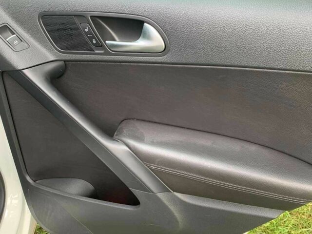 Білий Фольксваген Тігуан, об'ємом двигуна 2 л та пробігом 103 тис. км за 16500 $, фото 5 на Automoto.ua