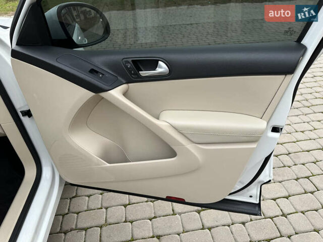 Білий Фольксваген Тігуан, об'ємом двигуна 1.98 л та пробігом 137 тис. км за 13999 $, фото 35 на Automoto.ua