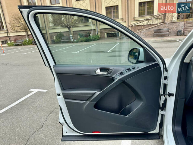 Белый Фольксваген Тигуан, объемом двигателя 2 л и пробегом 228 тыс. км за 12999 $, фото 38 на Automoto.ua