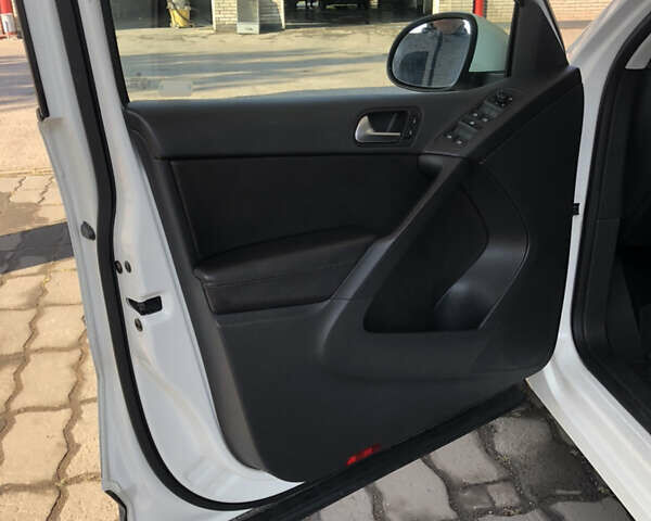 Белый Фольксваген Тигуан, объемом двигателя 1.98 л и пробегом 165 тыс. км за 10900 $, фото 3 на Automoto.ua