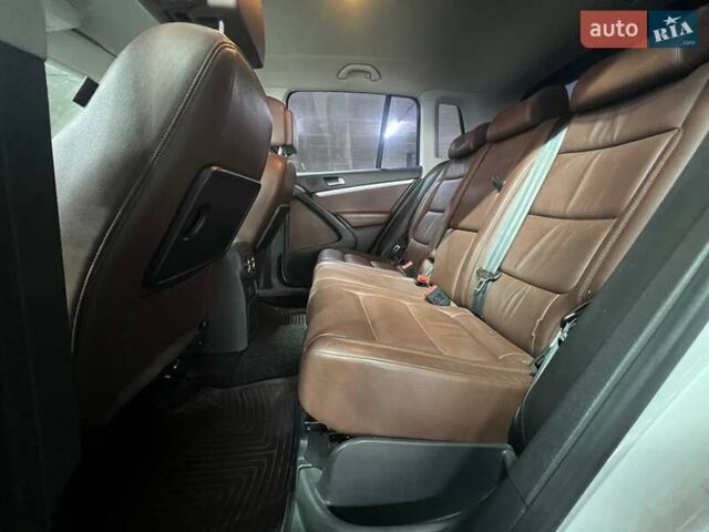 Білий Фольксваген Тігуан, об'ємом двигуна 2 л та пробігом 52 тис. км за 15700 $, фото 24 на Automoto.ua