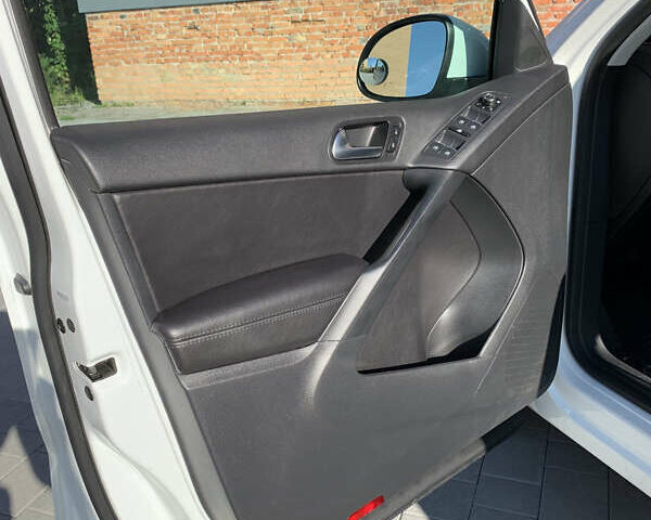 Білий Фольксваген Тігуан, об'ємом двигуна 1.98 л та пробігом 124 тис. км за 15000 $, фото 11 на Automoto.ua