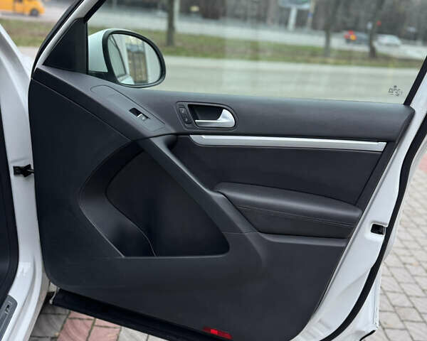 Белый Фольксваген Тигуан, объемом двигателя 1.98 л и пробегом 168 тыс. км за 12900 $, фото 51 на Automoto.ua