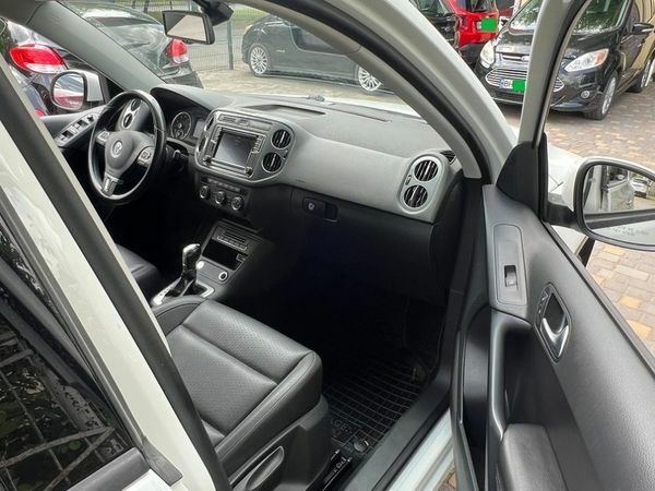 Белый Фольксваген Тигуан, объемом двигателя 2 л и пробегом 200 тыс. км за 14000 $, фото 5 на Automoto.ua