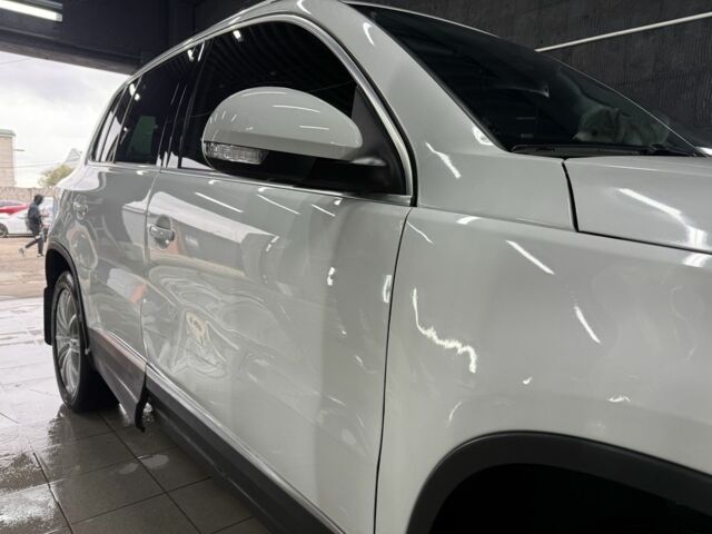 Белый Фольксваген Тигуан, объемом двигателя 2 л и пробегом 197 тыс. км за 14000 $, фото 2 на Automoto.ua