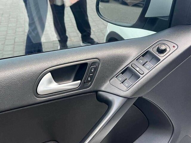 Белый Фольксваген Тигуан, объемом двигателя 2 л и пробегом 150 тыс. км за 14900 $, фото 7 на Automoto.ua