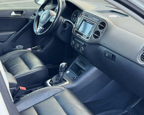 Білий Фольксваген Тігуан, об'ємом двигуна 2 л та пробігом 68 тис. км за 16500 $, фото 15 на Automoto.ua