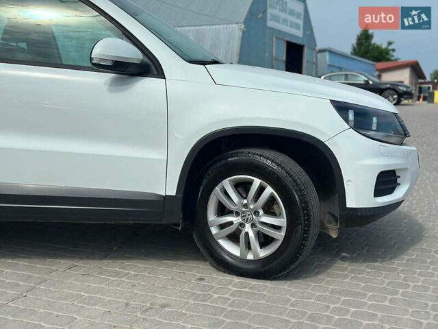 Білий Фольксваген Тігуан, об'ємом двигуна 2 л та пробігом 152 тис. км за 12300 $, фото 10 на Automoto.ua