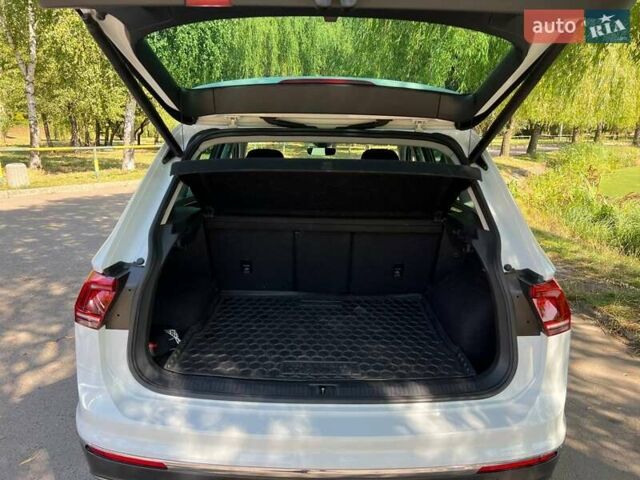 Білий Фольксваген Тігуан, об'ємом двигуна 2 л та пробігом 270 тис. км за 23000 $, фото 6 на Automoto.ua