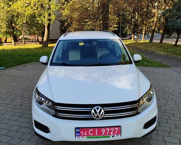 Белый Фольксваген Тигуан, объемом двигателя 2 л и пробегом 216 тыс. км за 11700 $, фото 1 на Automoto.ua