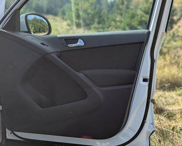 Белый Фольксваген Тигуан, объемом двигателя 1.98 л и пробегом 50 тыс. км за 13999 $, фото 18 на Automoto.ua