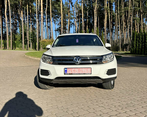 Белый Фольксваген Тигуан, объемом двигателя 2 л и пробегом 189 тыс. км за 12699 $, фото 2 на Automoto.ua