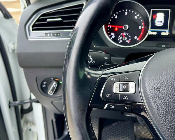 Белый Фольксваген Тигуан, объемом двигателя 2 л и пробегом 210 тыс. км за 23999 $, фото 44 на Automoto.ua