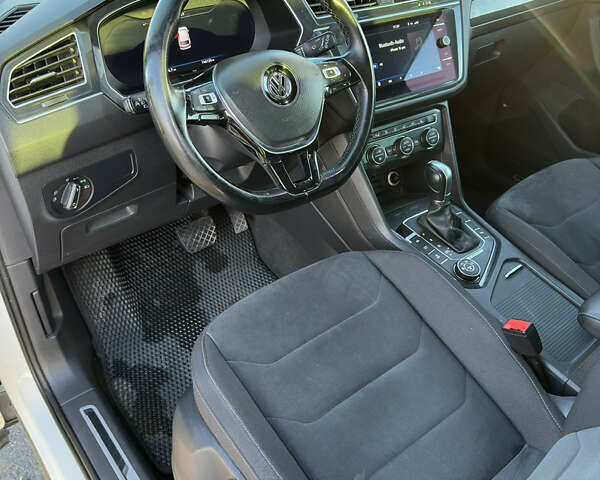 Белый Фольксваген Тигуан, объемом двигателя 1.97 л и пробегом 146 тыс. км за 25900 $, фото 9 на Automoto.ua