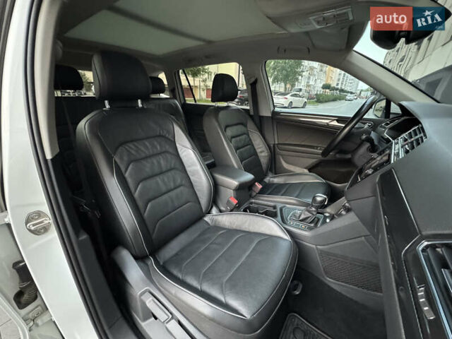 Білий Фольксваген Тігуан, об'ємом двигуна 1.98 л та пробігом 74 тис. км за 22222 $, фото 31 на Automoto.ua