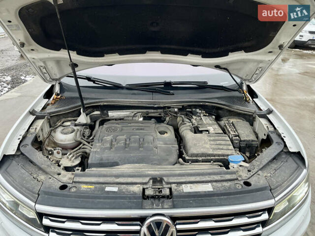 Белый Фольксваген Тигуан, объемом двигателя 2 л и пробегом 210 тыс. км за 23999 $, фото 72 на Automoto.ua