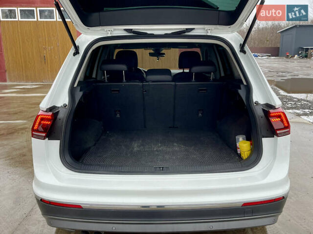 Белый Фольксваген Тигуан, объемом двигателя 2 л и пробегом 210 тыс. км за 23999 $, фото 50 на Automoto.ua