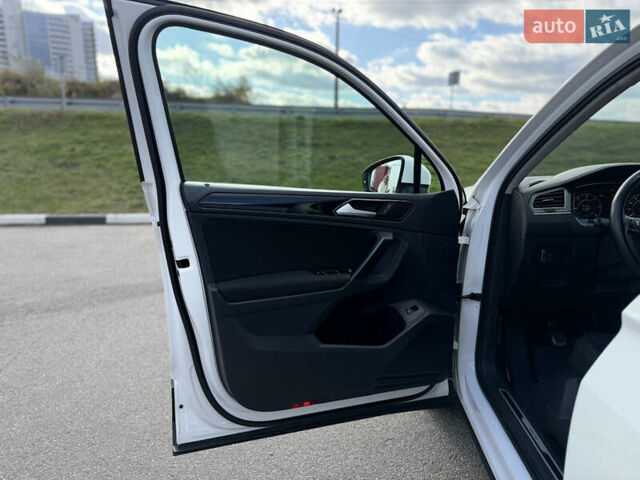 Белый Фольксваген Тигуан, объемом двигателя 2 л и пробегом 207 тыс. км за 20900 $, фото 9 на Automoto.ua